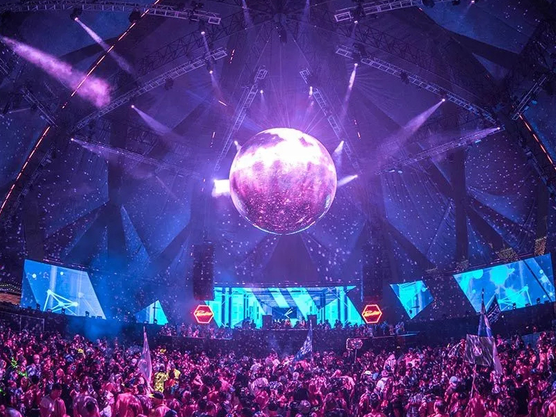 Flat Screens Can’t Do This: The Power of Creative Custom LED Displays