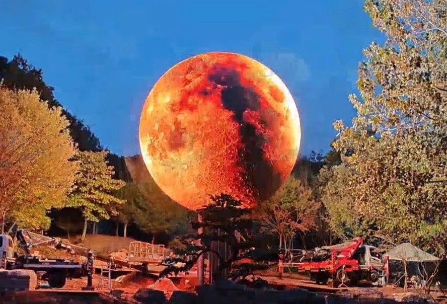 TOOSEN LED Sphere displaying moon surface texture at night