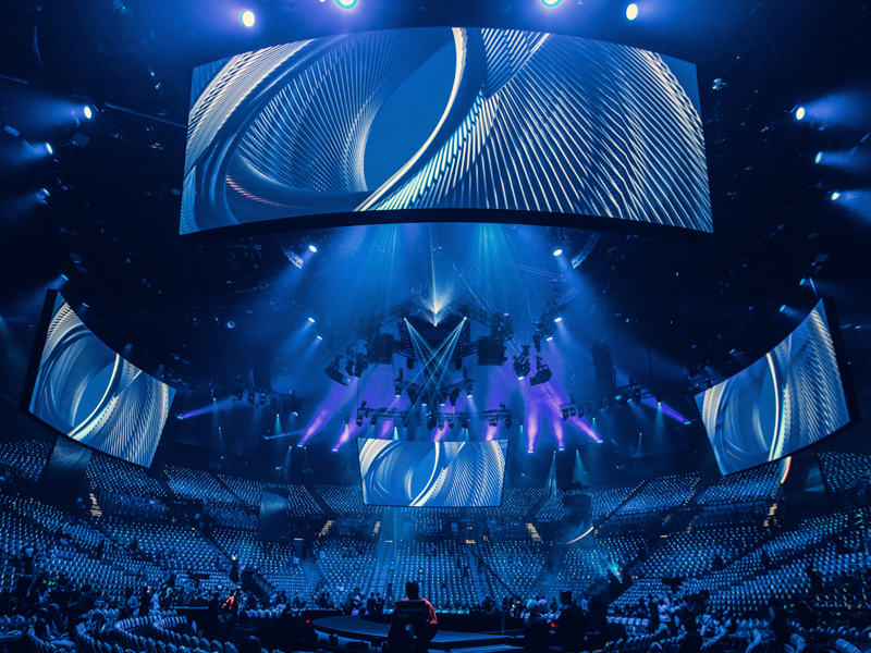Does an Oversized or Too-Close LED Screen Distract Esports Players?