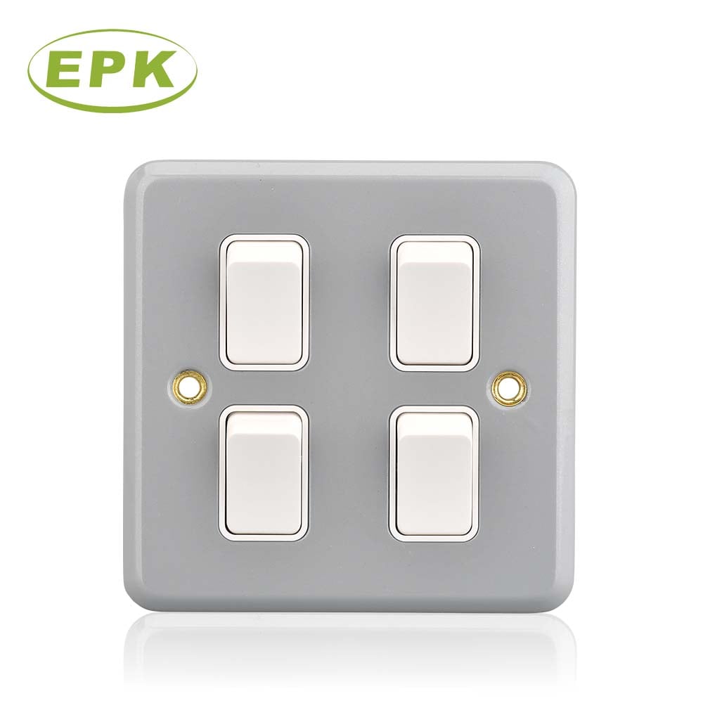 สวิตช์ไฟแบบเมทัลเคลือบ EPK รุ่น 3042 ชนิด 4 แก๊ง 2 ทาง ขนาด 10A 250V ติดตั้งบนผิวผนัง สวิตช์ไฟอุตสาหกรรมแบบร็อกเกอร์สี่ช่อง สีเทาหนาพิเศษ สแตนเลสและแผง PC ขนาด 86 มม. x 86 มม. x 46.3 มม. ควบคุมพลังงานหลายโซน