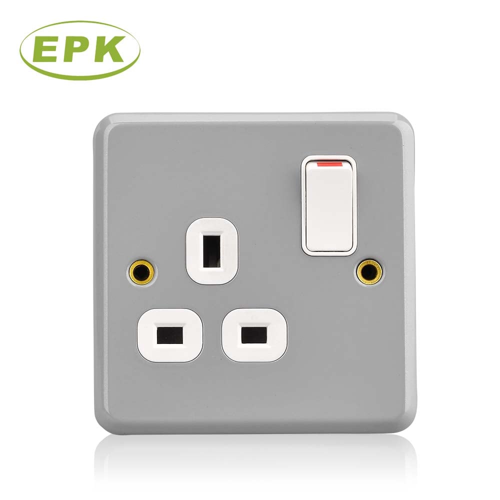 EPK modelio 3913S metaliniu apvalkalu aptraukta 13 A jungiamoji rozetė su neonine indikacija, 250 V paviršiuje montuojama britų standarto elektros rozetė, patvari pramoninė pilka nerūdijančio plieno ir PC plokštė, 86 mm x 86 mm x 46,3 mm maitinimo rozetė