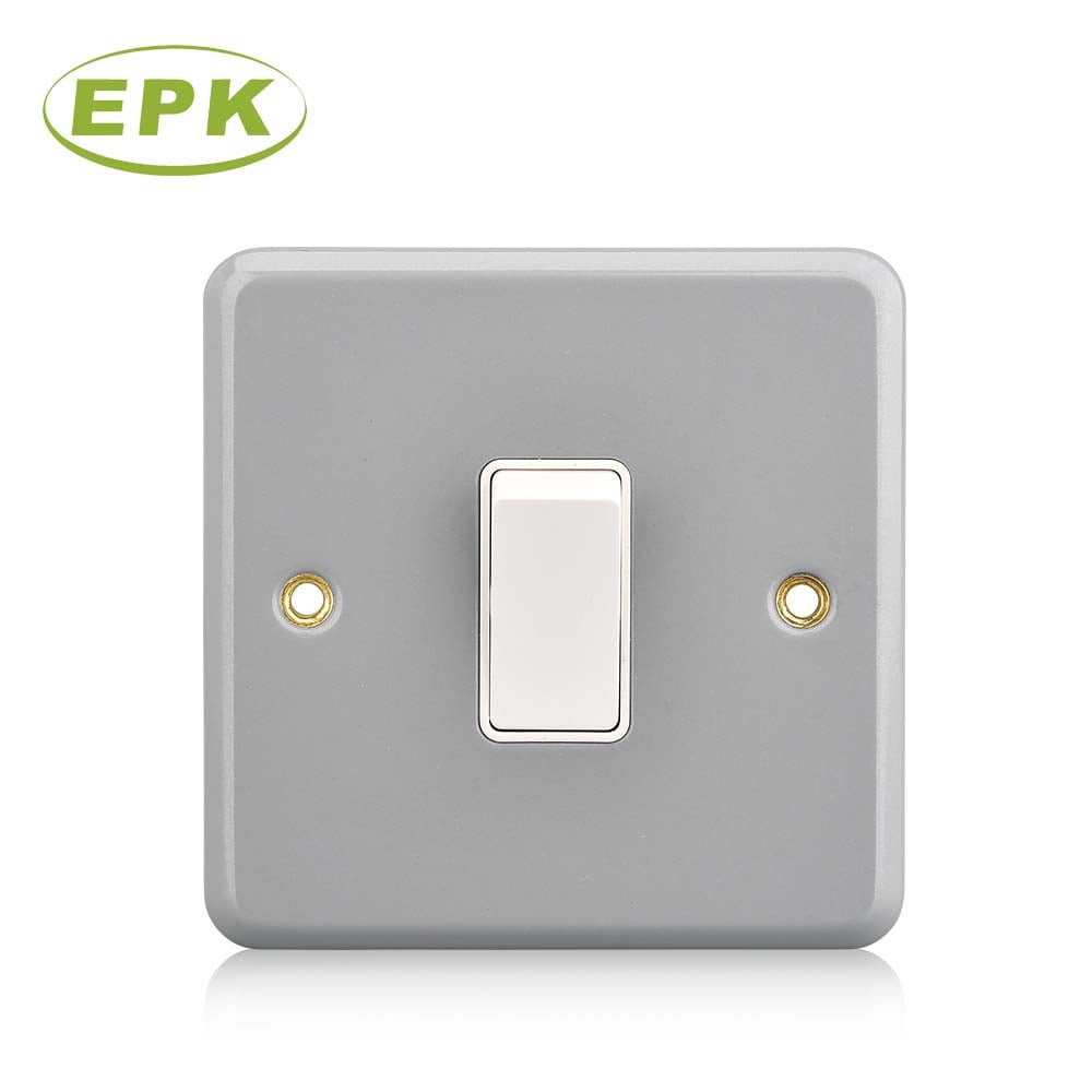 สวิตช์ไฟ 2 ทาง รุ่น EPK Model 3012 หุ้มโลหะ 1 ช่อง 10A 250V ติดผิวผนัง สวิตช์ไฟฟ้าติดผนัง ระดับอุตสาหกรรม ทนทาน แผงสเตนเลสสตีลและพีซีสีเทา พร้อมฐานไนลอนทนทาน ขนาด 86 มม. x 86 มม. x 46.3 มม.