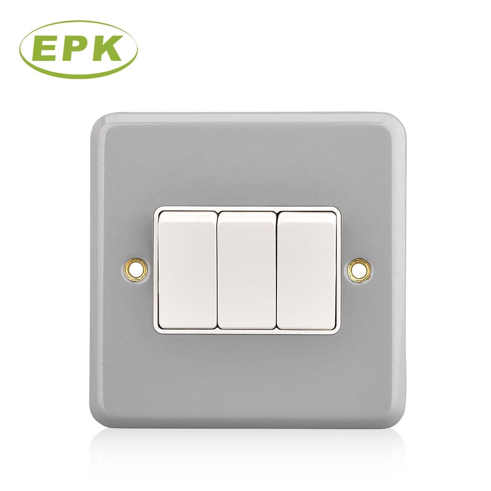 สวิตช์ไฟแบบเมทัลเคลือบ EPK รุ่น 3032 ชนิด 3 แก๊ง 2 ทาง ขนาด 10A 250V ติดตั้งบนผิวผนัง สวิตช์ไฟอุตสาหกรรมแบบร็อกเกอร์สามช่อง สีเทาหนาพิเศษ สแตนเลสและแผง PC ขนาด 86 มม. x 86 มม. x 46.3 มม. สวิตช์ไฟฟ้าหลายจุดควบคุม