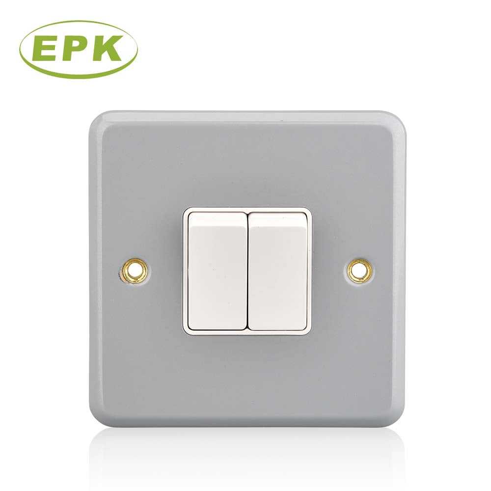 สวิตช์ไฟแบบเมทัลเคลือบ EPK รุ่น 3022 ชนิด 2 แก๊ง 2 ทาง ขนาด 10A 250V ติดตั้งบนผิวผนัง สวิตช์ไฟกำแพงแบบร็อกเกอร์คู่ สีเทาอุตสาหกรรม สแตนเลสและแผง PC ขนาด 86 มม. x 86 มม. x 46.3 มม. สวิตช์ควบคุมพลังงานหนัก