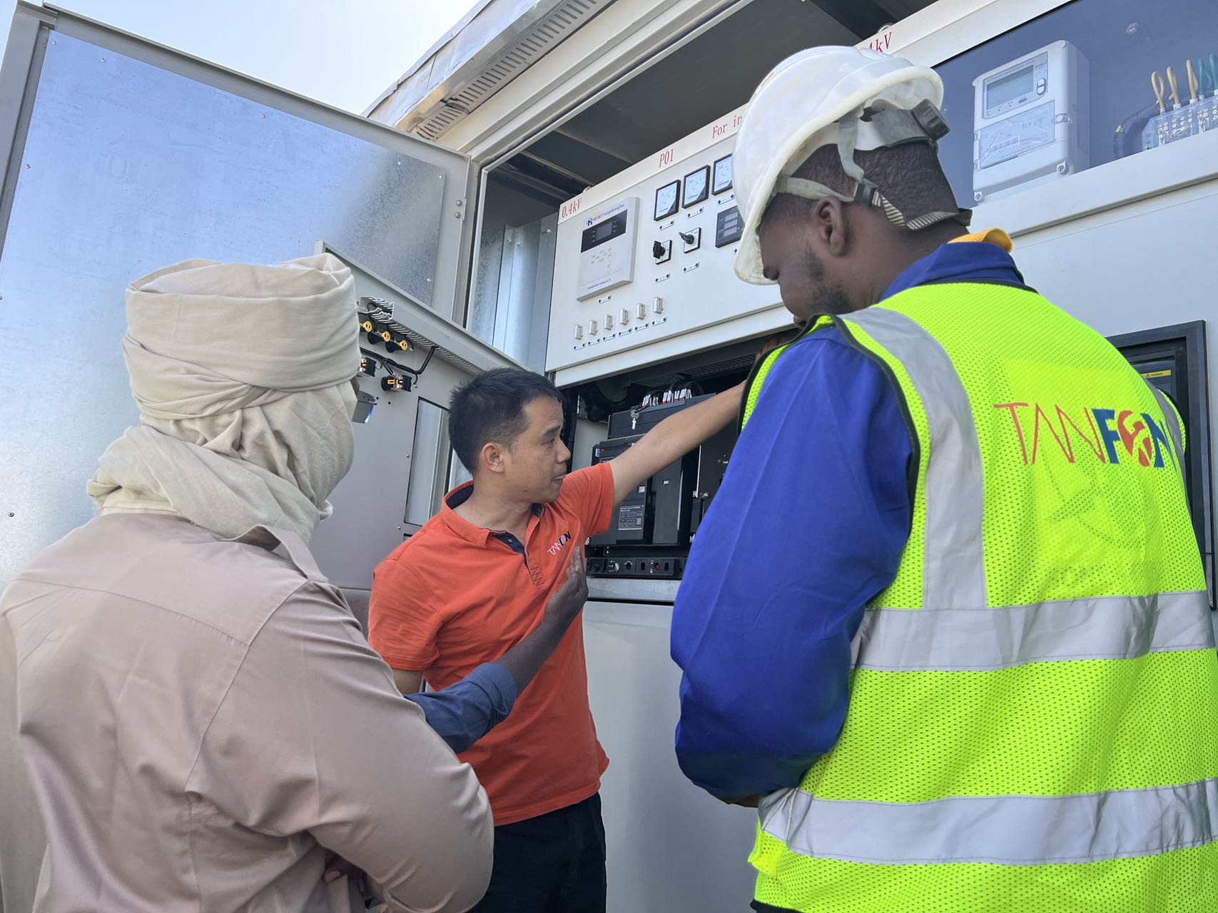 ¿Cuánto cuesta un sistema de energía solar de 100 kW en África?