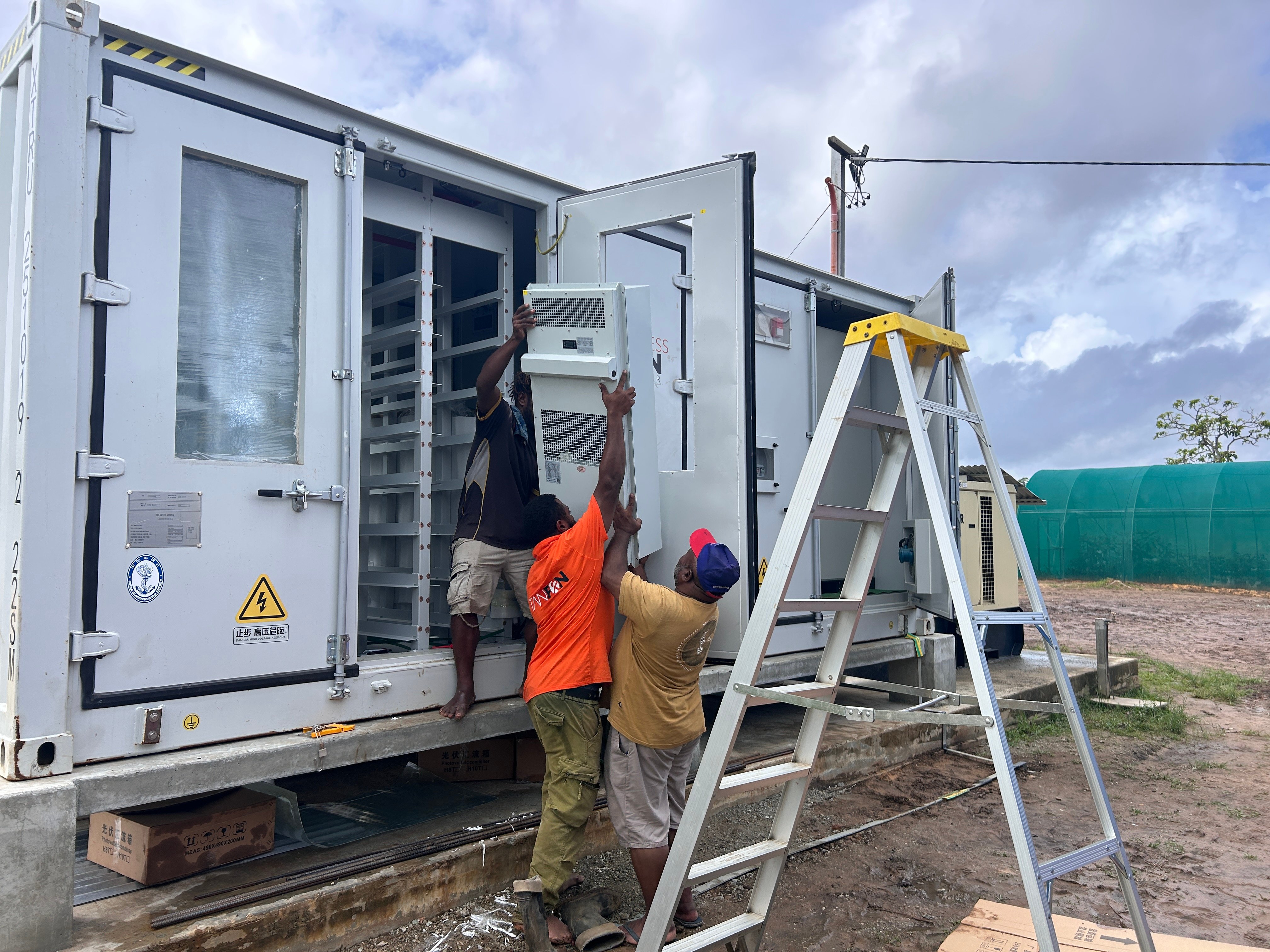 sistema de almacenamiento de energía solar aislado de 500 kW para una granja en Papúa Nueva Guinea