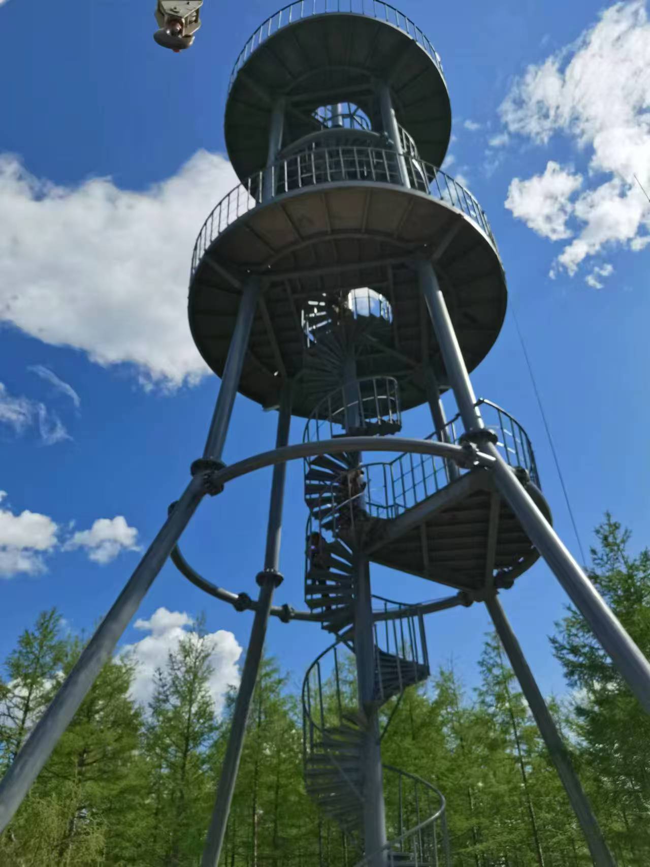 Kann ein Wachturm individuell gestaltet werden, um sich spezifischen architektonischen oder landschaftlichen Anforderungen anzupassen?