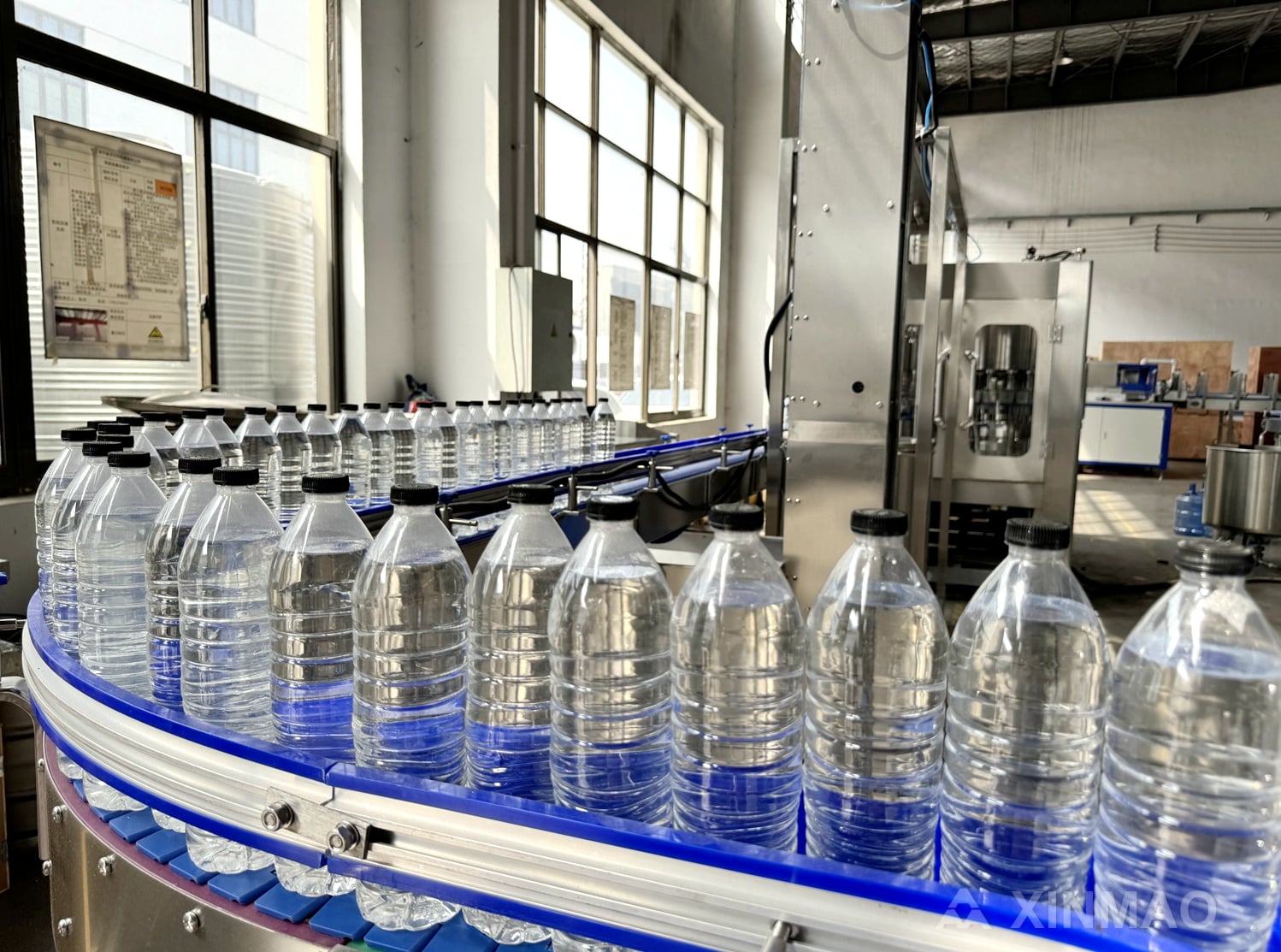 Avtomatik plastik shisha suv to'ldirish va yopish mashinasi