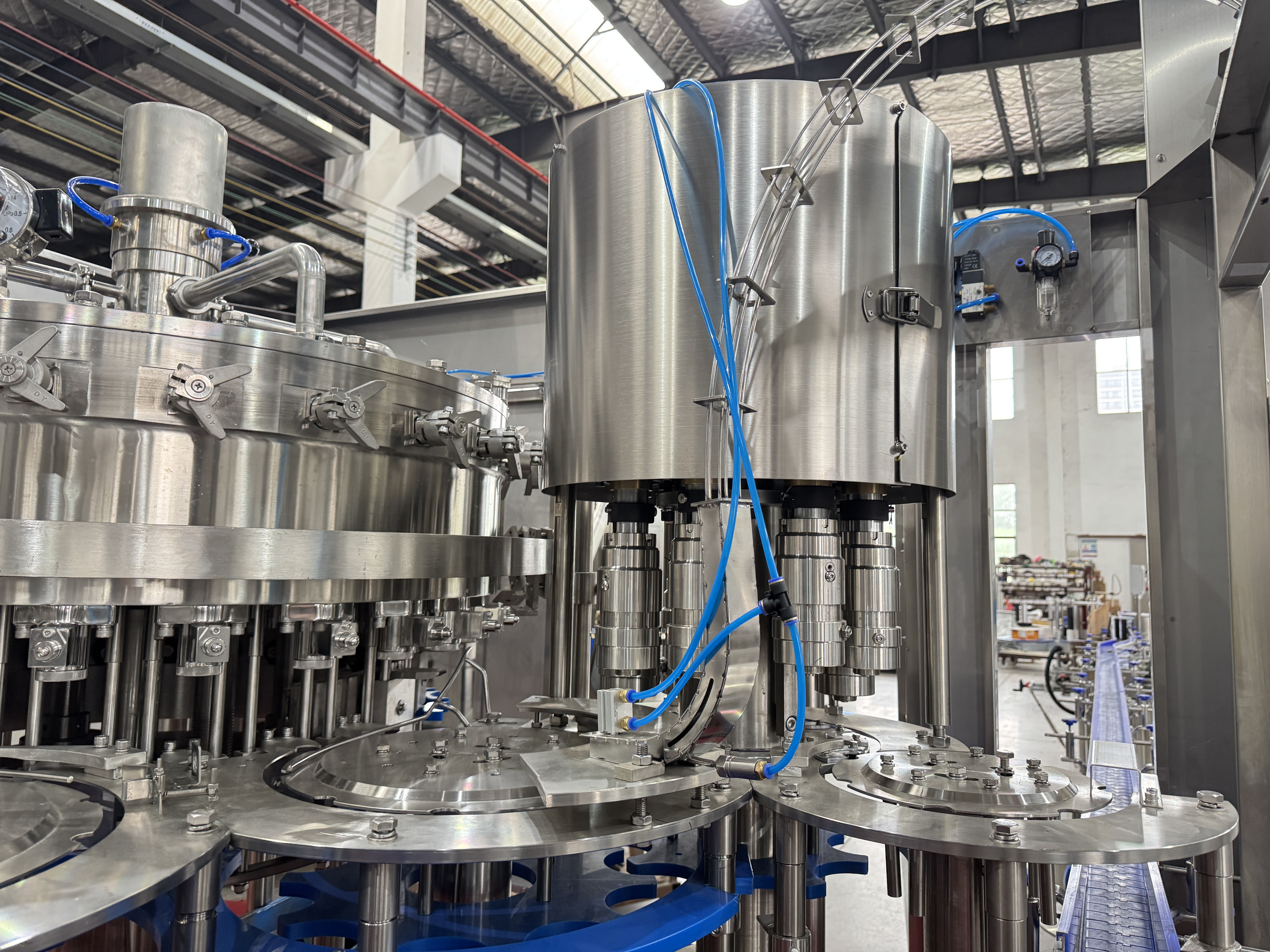 cSD və qazlı su üçün 6000BPH izobarik doldurma maşını