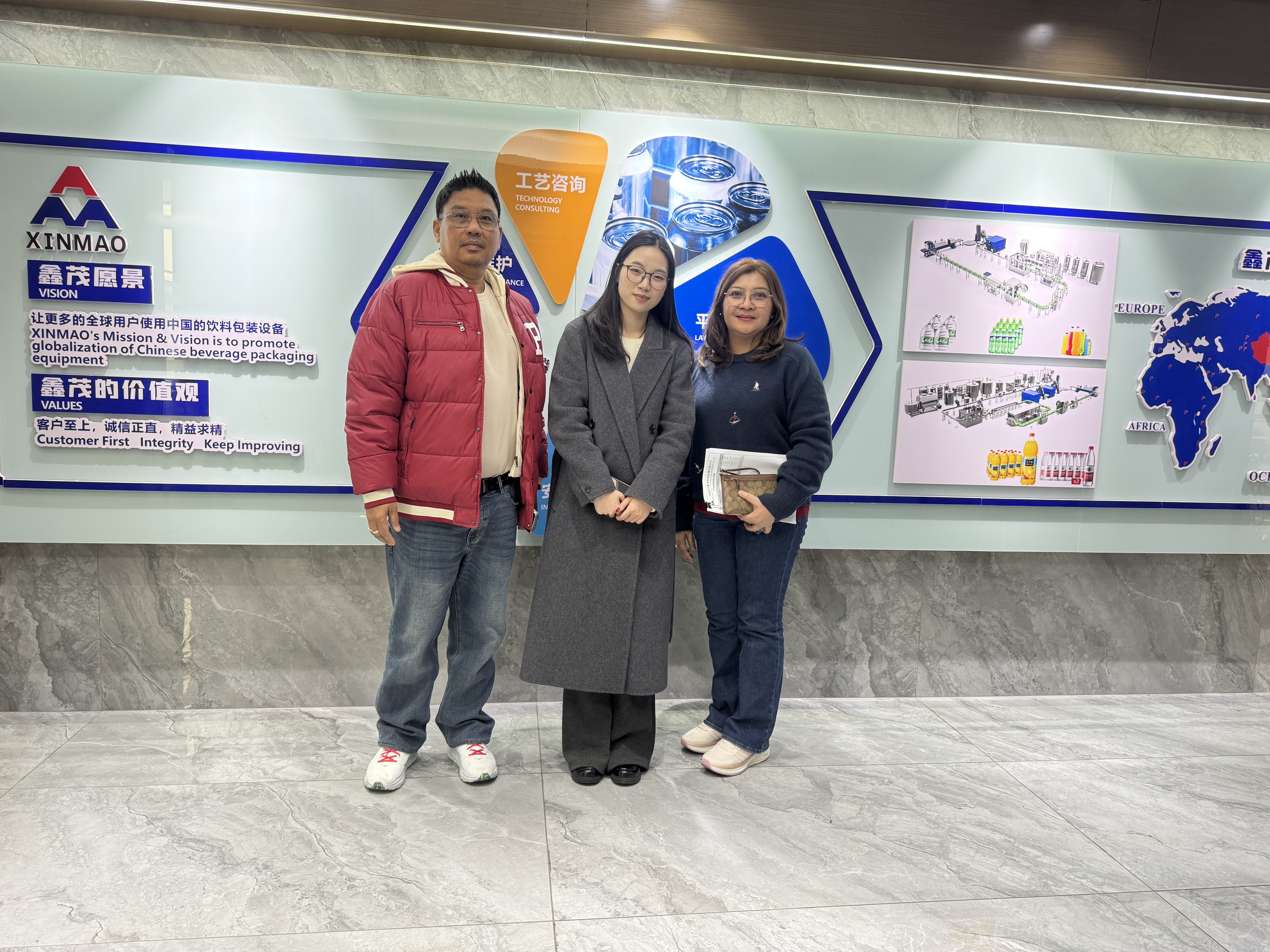 Clientes da Tailândia visitam a Zhangjiagang XINMAO para aprofundar a cooperação entre a China e a Tailândia no setor de máquinas para bebidas
