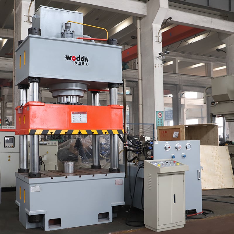 The 4 column hydraulic press