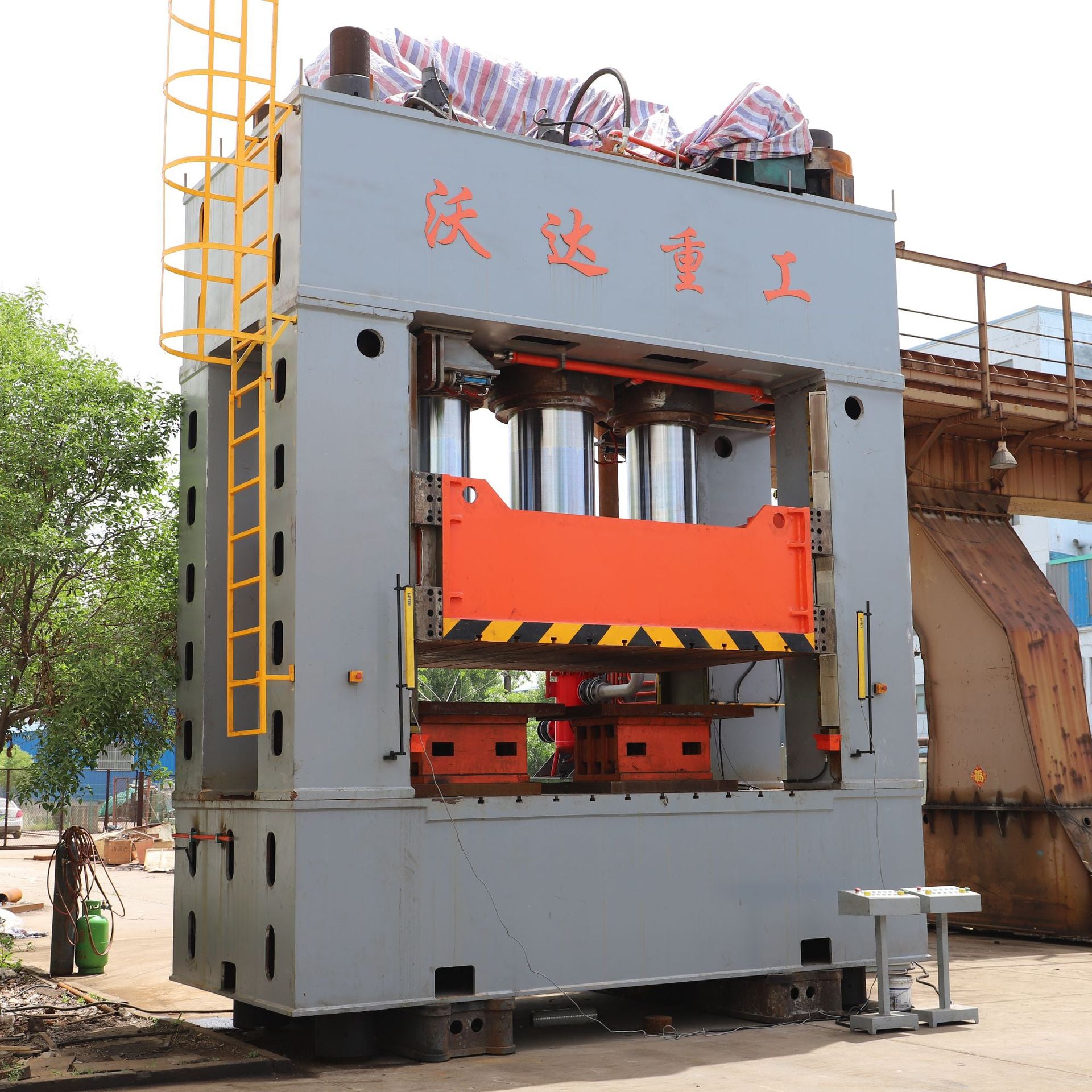 From Heavy Industry to Manufacturing - The Versatility of a 2500 Ton Hydraulic Press