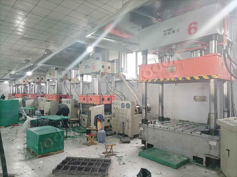 图片上传失败 630 tons of pig composite slatted floor forming hydraulic press