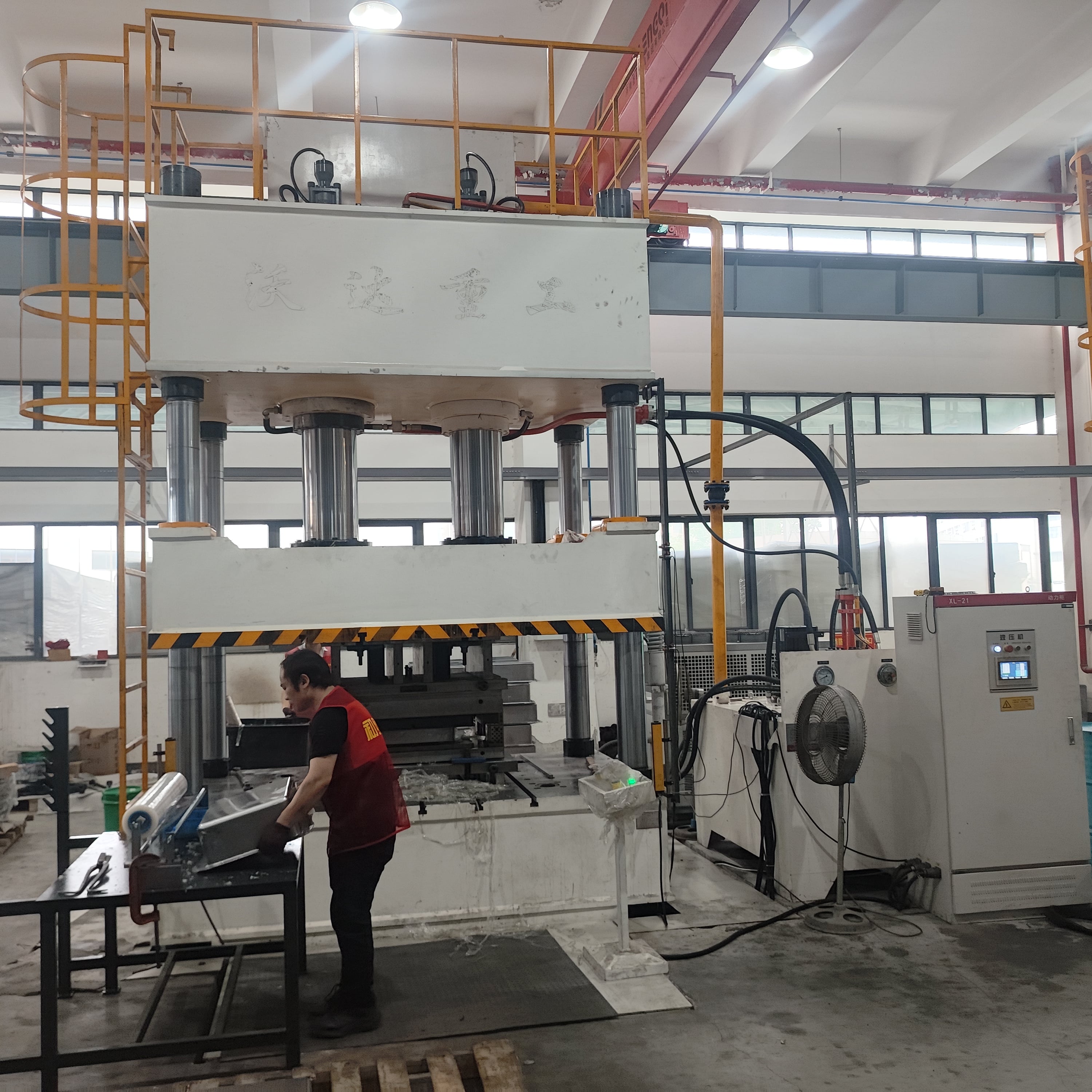 Meet Your Industrial Needs with Hydraulic Drawing Press