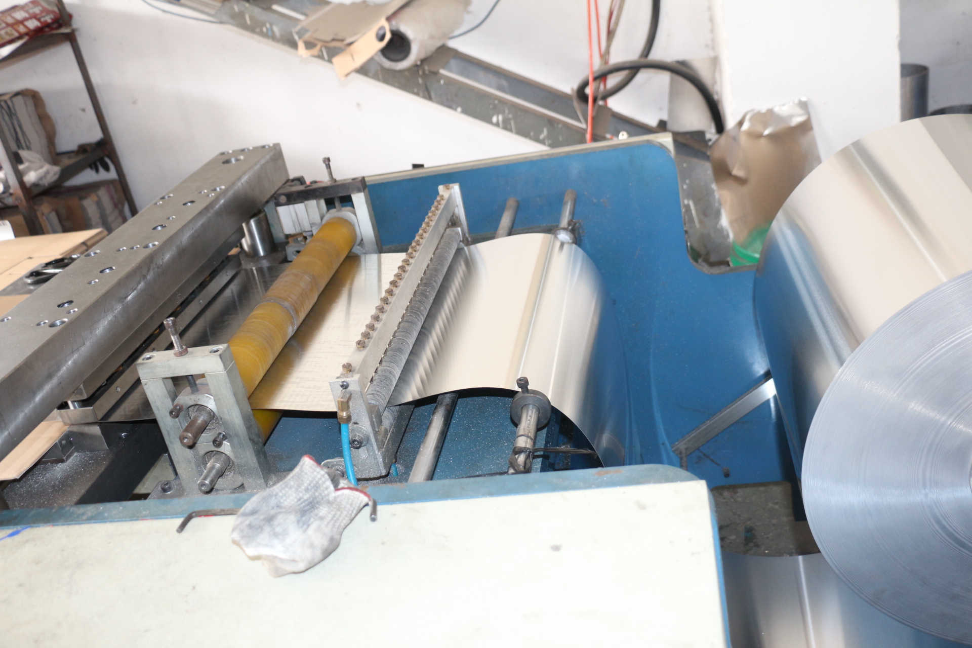 Halbautomatische Aluminiumfolien-Sägeblatt-Maschinerie