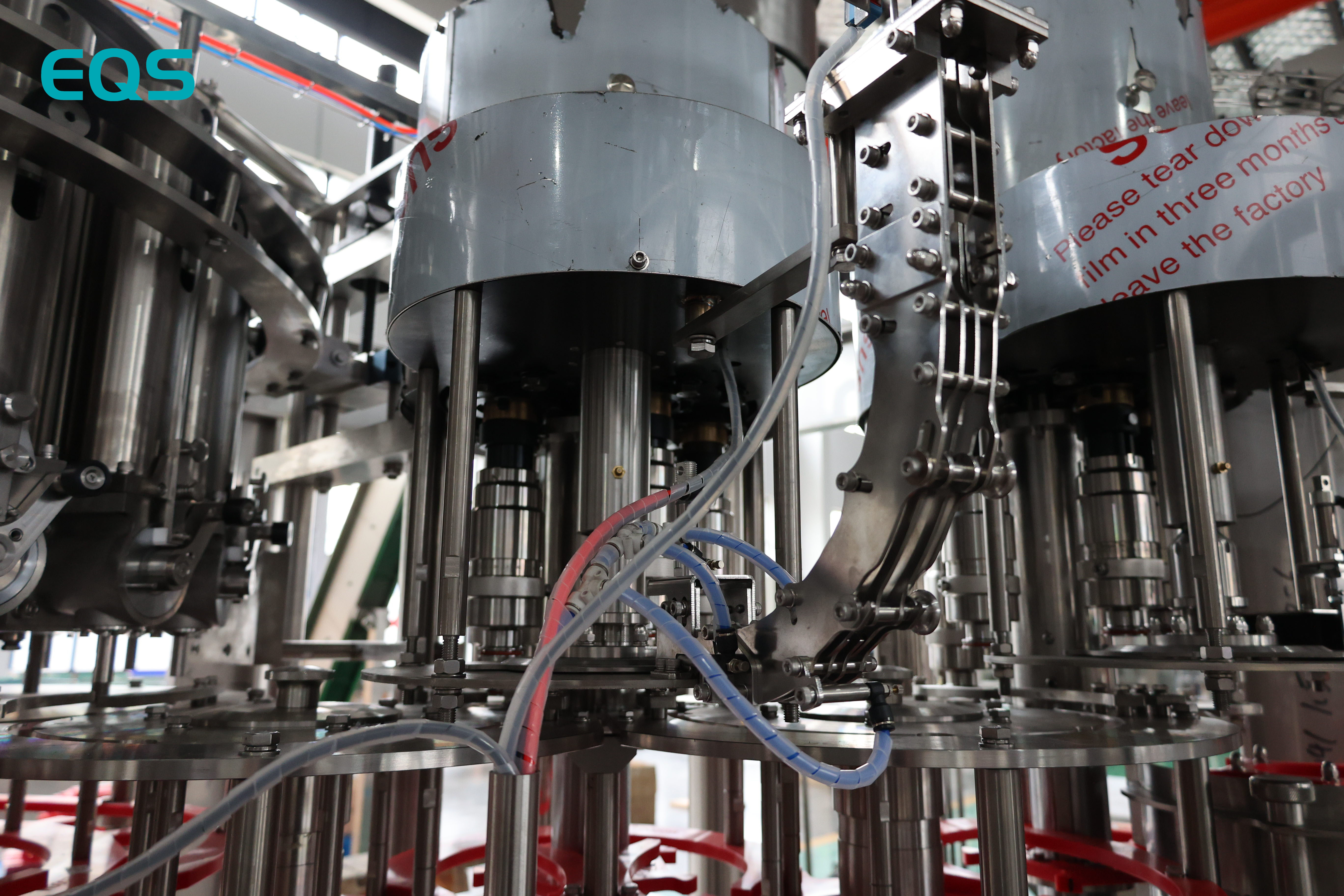 Filling valves and capping heads on the EQS GFF16-16-5-5 four-in-one disinfectant filling machine.jpg