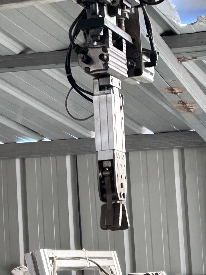 How do pneumatic grippers work