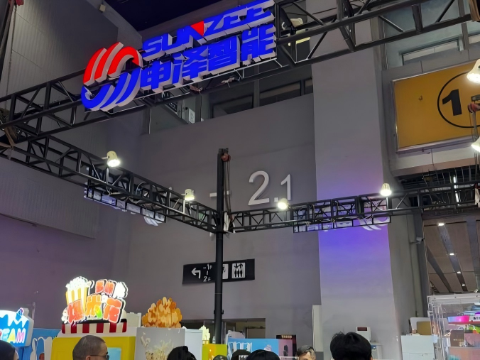 Buyers observing the operation of MG121, the domestic-use cotton candy machine.png