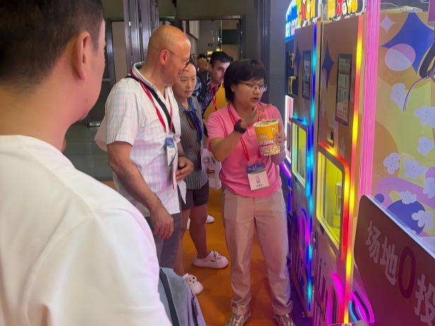 SUNNZEE’s staff introducing the automatic popcorn vending machines P10 to buyers..png