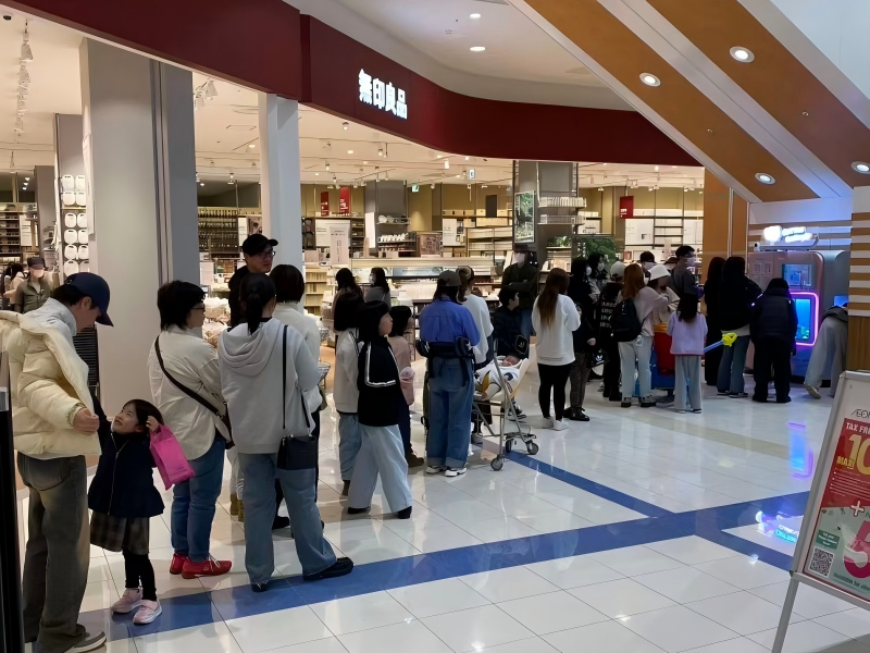 Come una macchina distributrice di zucchero filato ha guadagnato 23.000 dollari in 3 mesi in un centro commerciale giapponese