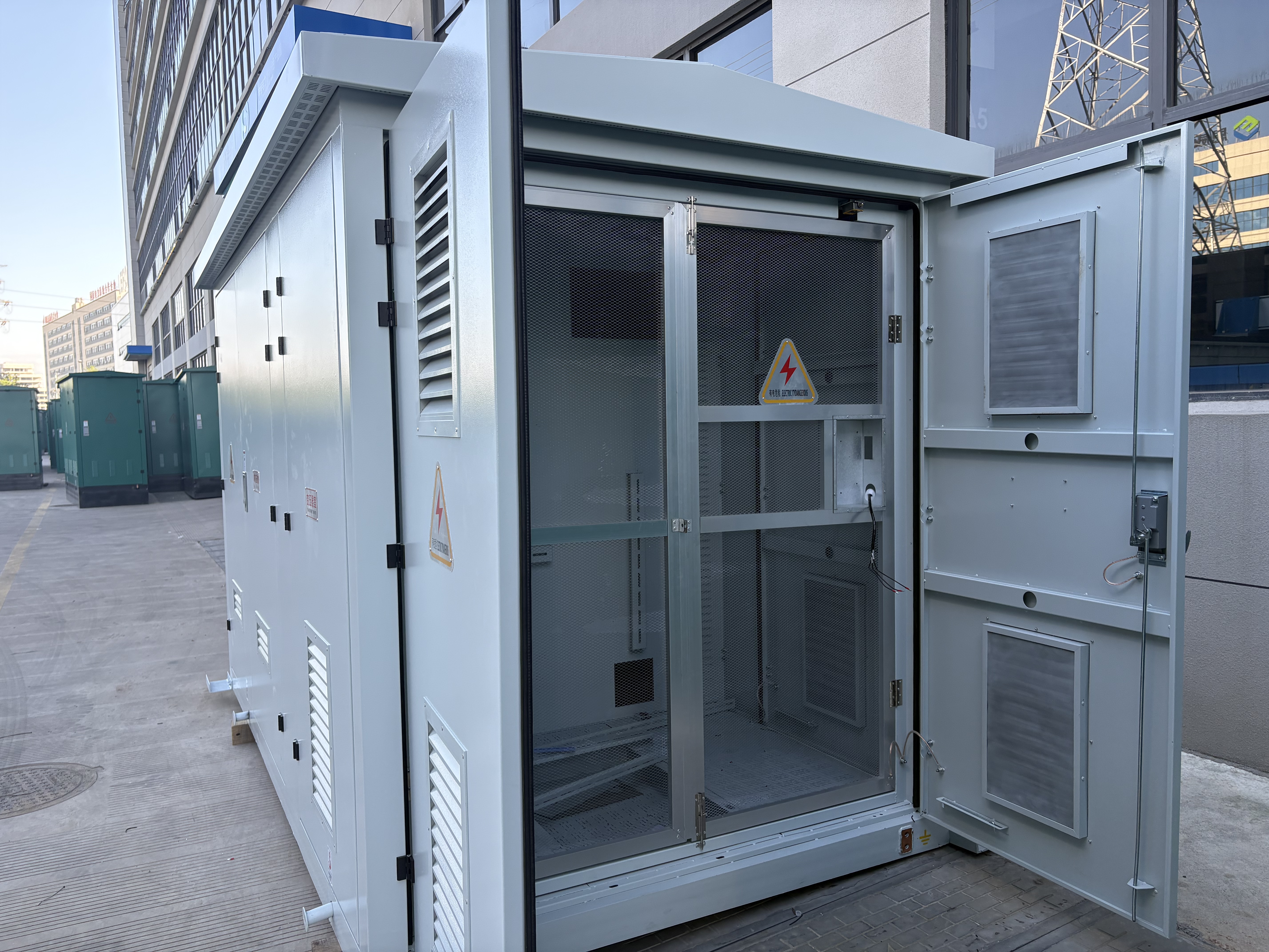Redundant Architecture Ensuring Continuous Availability