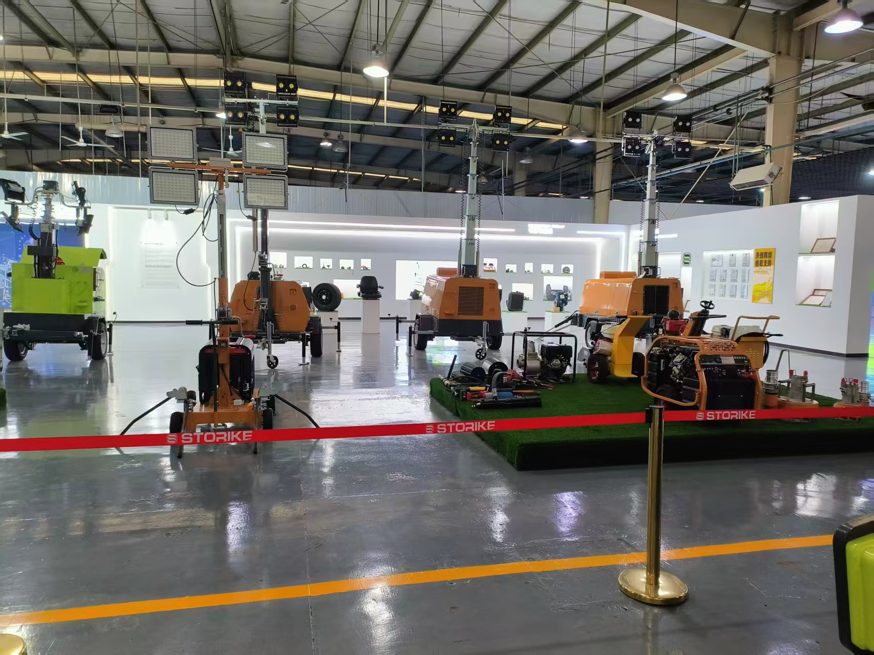 O piso do salão de exposições da fábrica Storike está sendo renovado