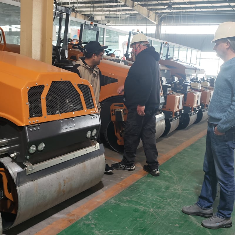 Kliënte uit die VK het die fabriek besoek