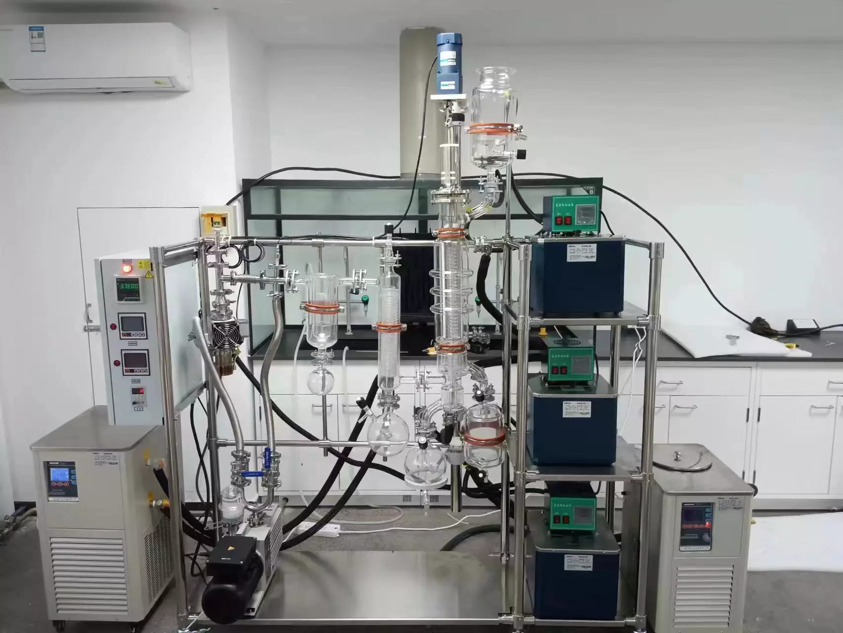 How Can Molecular Distillation Enhance Efficiency in Essential Oil Refining?