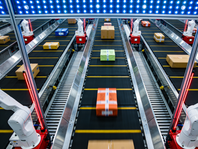It shows the scene of large-scale automatic sorting conveyors sorting packages at high speed, reflecting the ultra-high sorting efficiency and accuracy in the solution, and confirming the cooperation achievement that the sorting efficiency has been increased by more than 5 times.