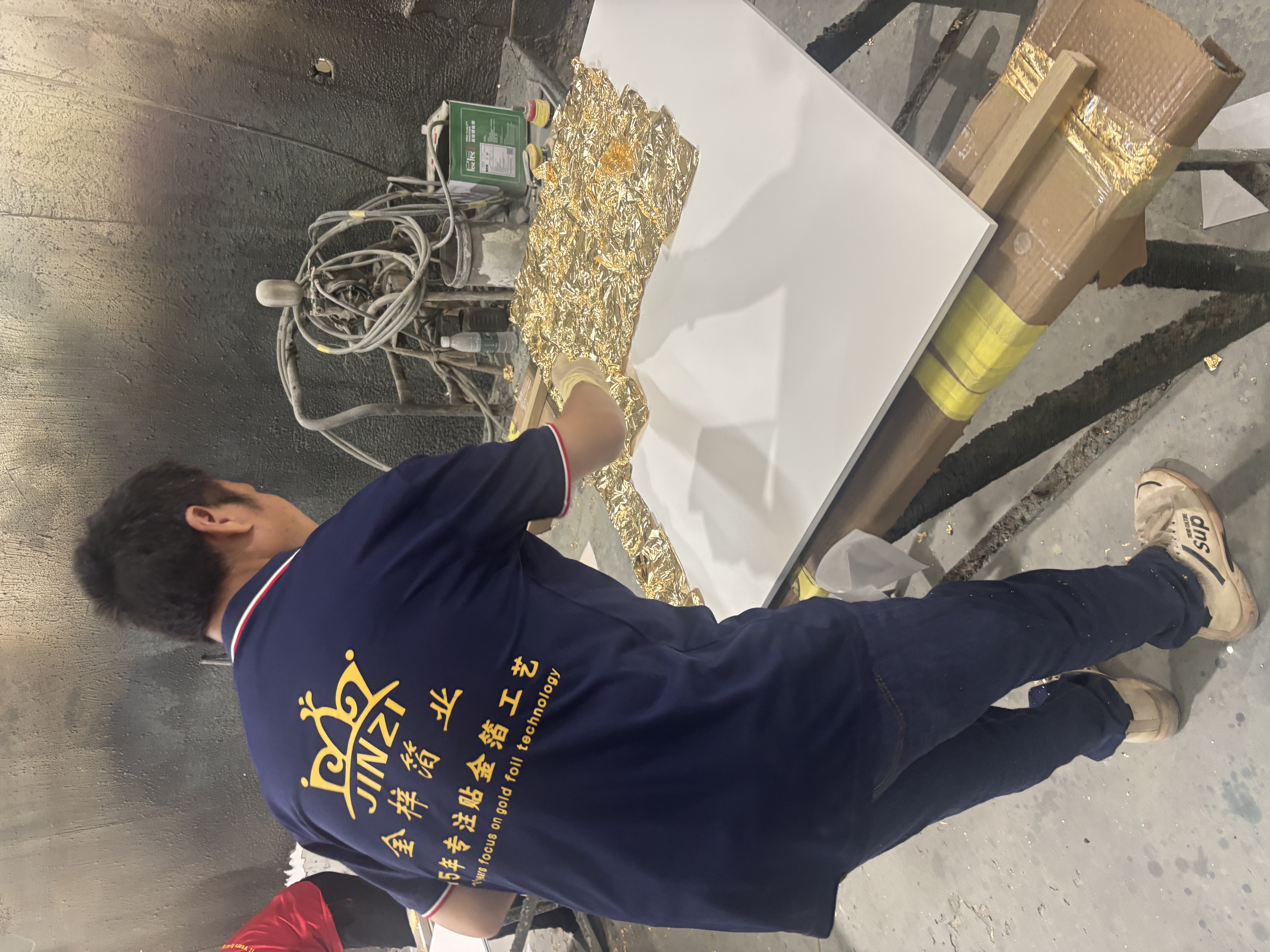 2.1贴手抓金箔 Adhesive Handheld Gold Foil.jpg
