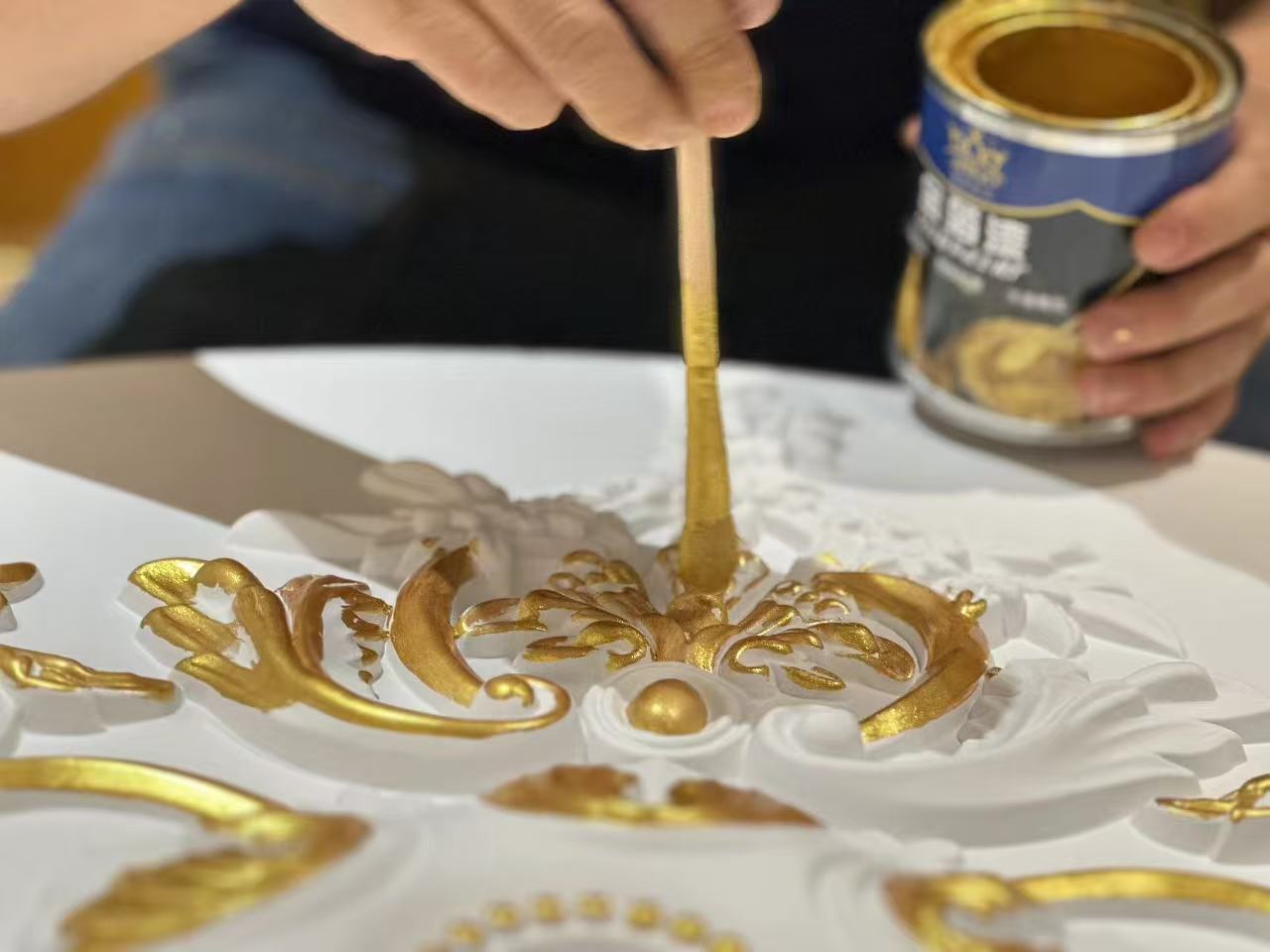 Transforme sus espacios con pintura brillante dorada para paredes
