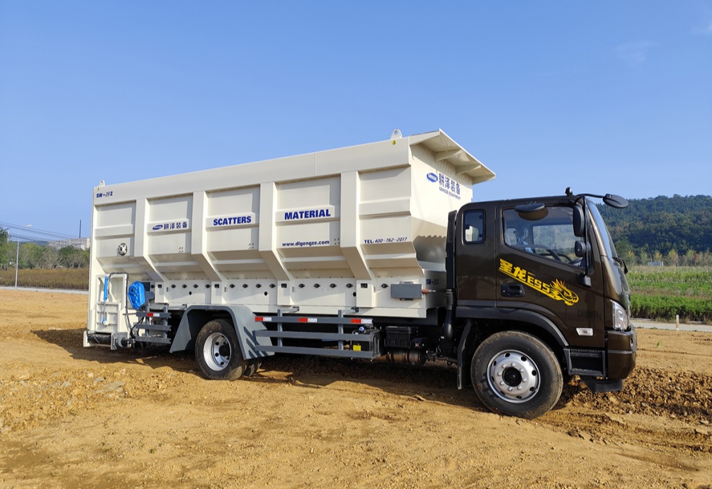 28m3‑feed‑spreader‑working‑on‑cattle‑farm‑pasture.jpg