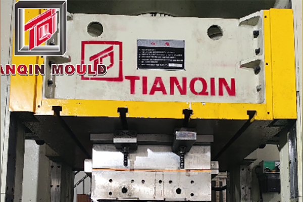 BMC (Bulk modelleme bileşiği) Hava anahtarı sıkıştırma kalıbı