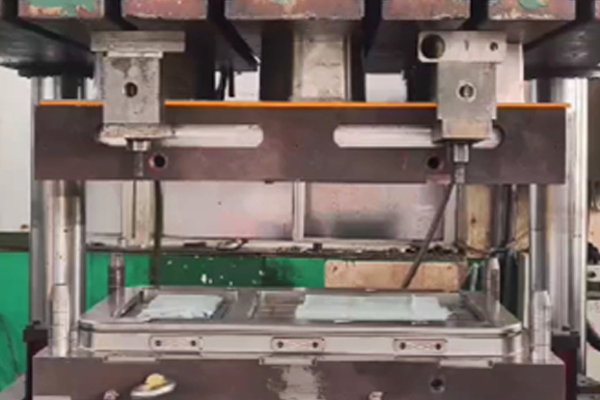 Tekne için küçük bir kapak aleti sıkıştırma kalıplaması
