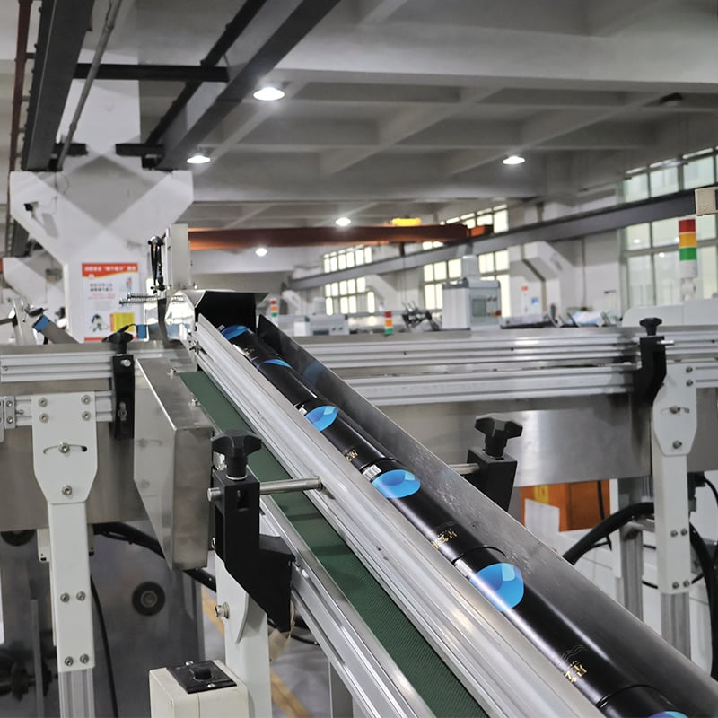 3、自动输送纸筒Automatic conveying of cylindrical boxes.JPG