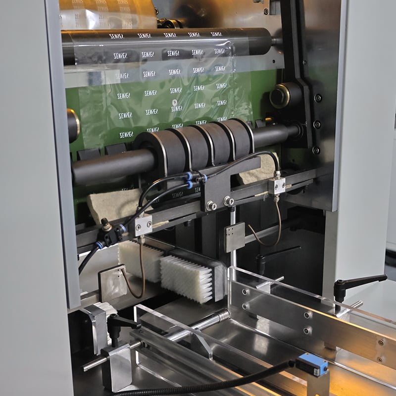 3、分切和覆盖薄膜装置Slitting and covering film unit(f1e8c87a04).JPG