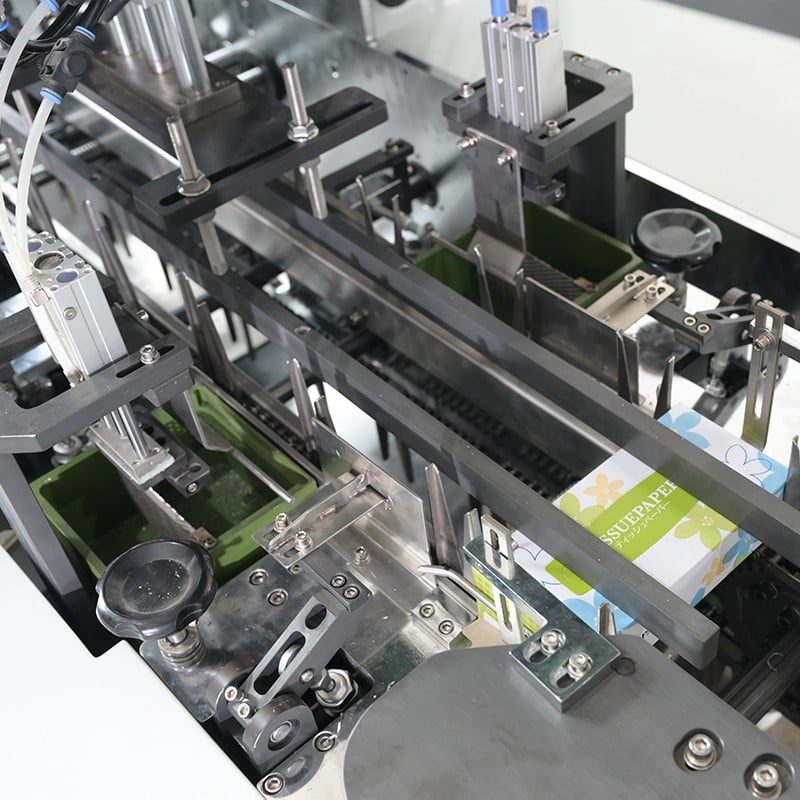 6.涂胶封盒Gluing and sealing.jpg