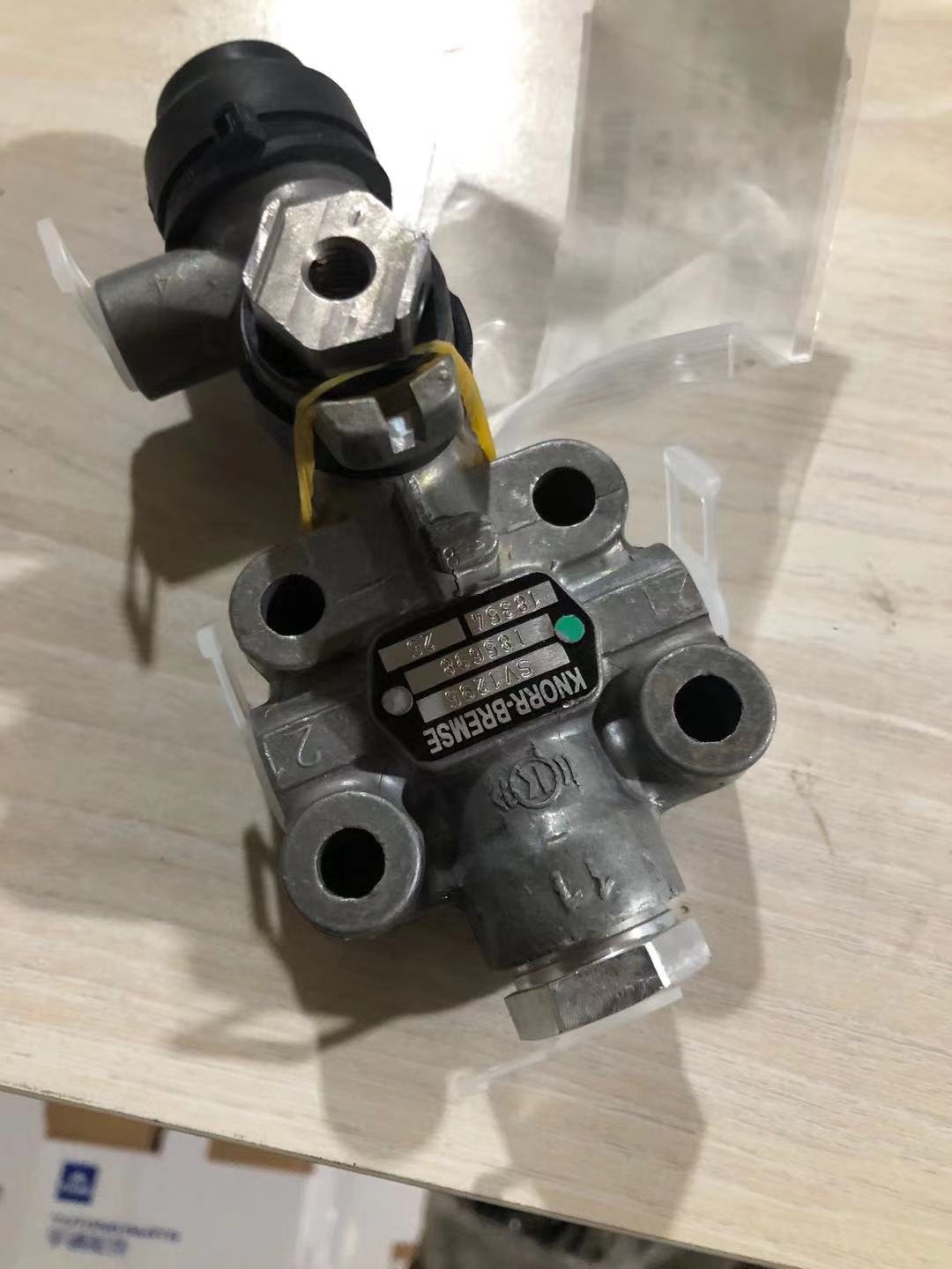 China factory price Levelling Valve SV1295 SV1294 571395 4640025120,4640025320 SV1395 SV1470 SV3367 for European Truck factory