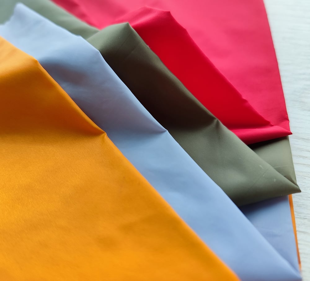 Soft Shell dull finish Downproof 100%Nylon 380T Taffeta cire coating fabric for jacket manufacture