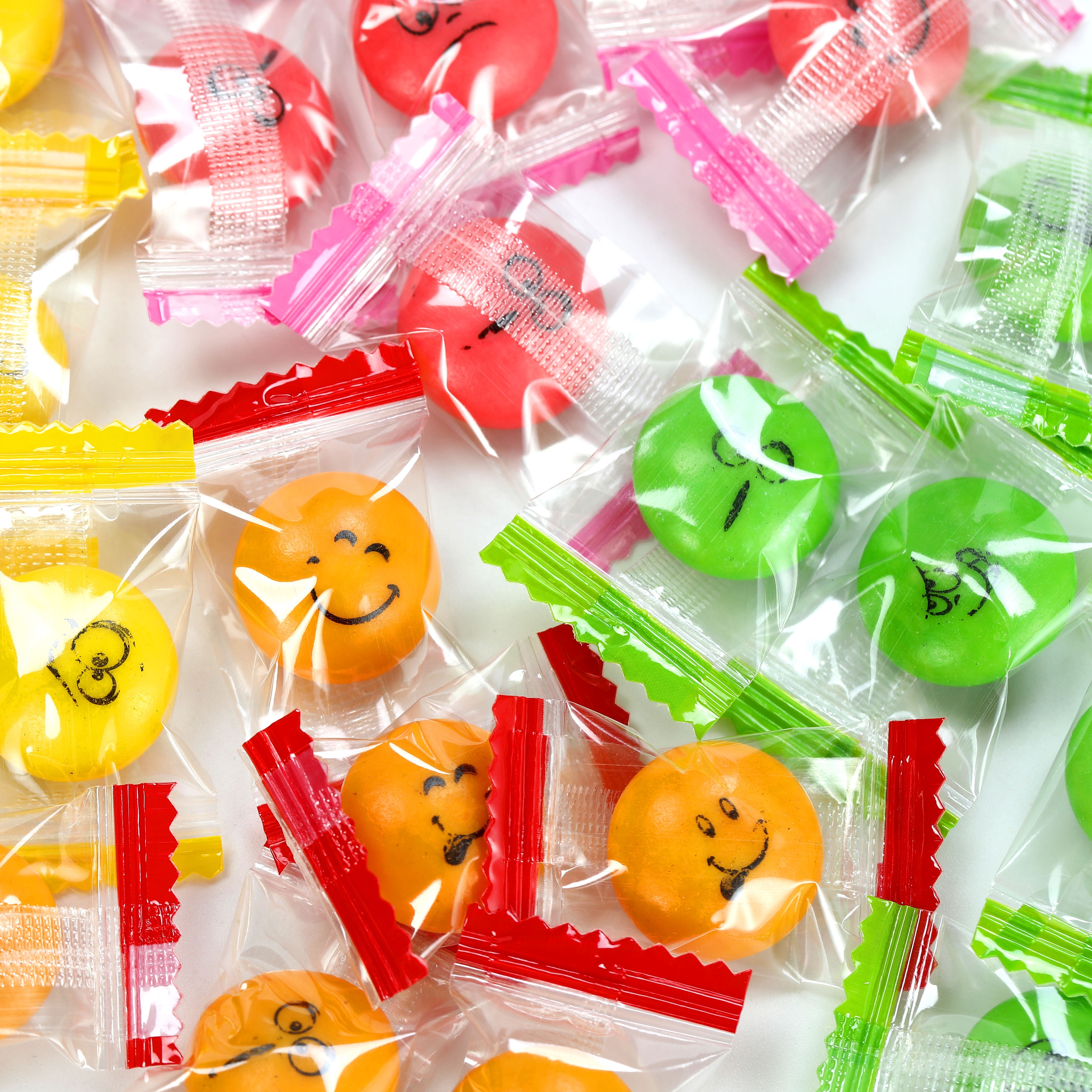 Halal fruit flavor hollow oval smiling face shape bubble gum customization factory